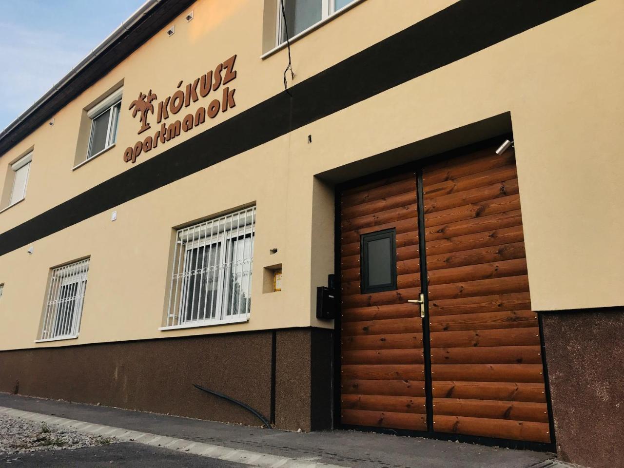 Kokusz Apartmanok Егер Екстериор снимка