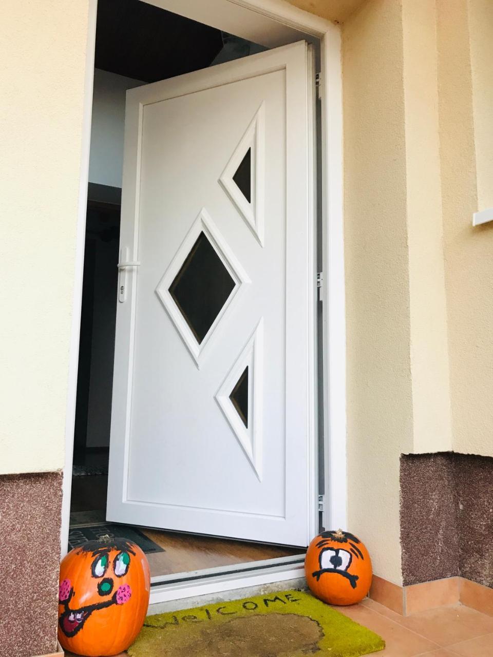Kokusz Apartmanok Егер Екстериор снимка