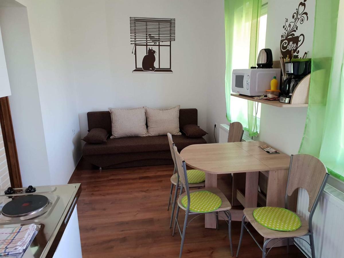 Kokusz Apartmanok Егер Екстериор снимка